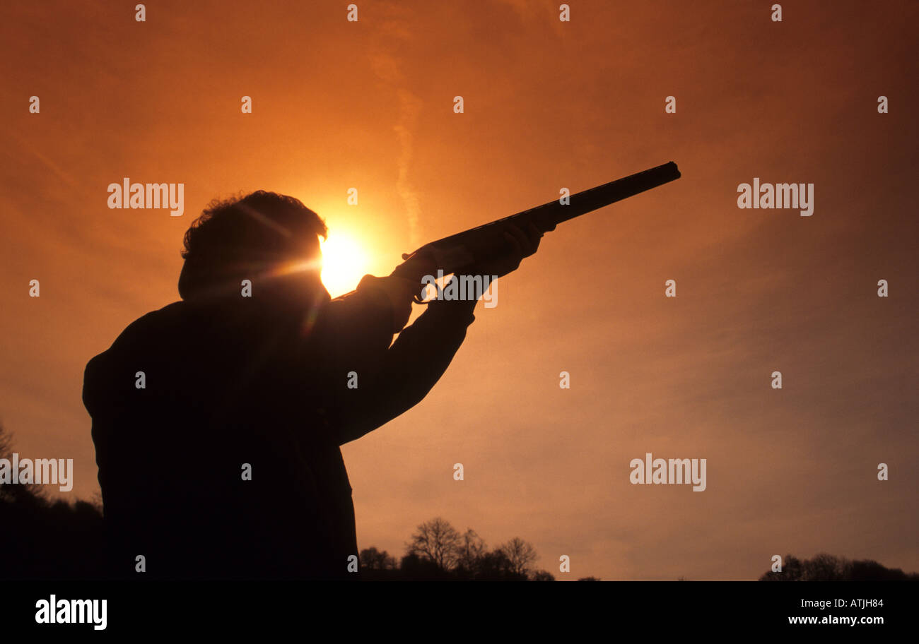 Uomo che ha di mira un colpo di pistola Foto Stock