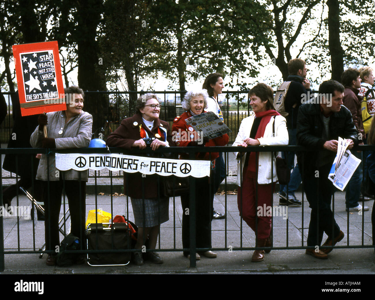 I pensionati dimostrando in CND anti nuke protesta nella Londra degli anni ottanta Foto Stock