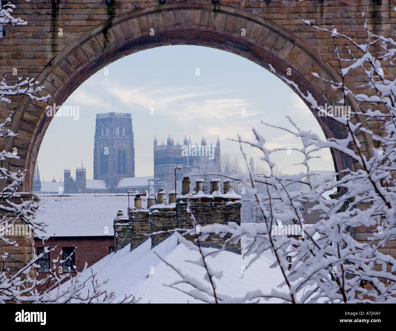 La Cattedrale di Durham su una giornata invernale e - visto attraverso arcata del viadotto ferroviario, England, Regno Unito Foto Stock