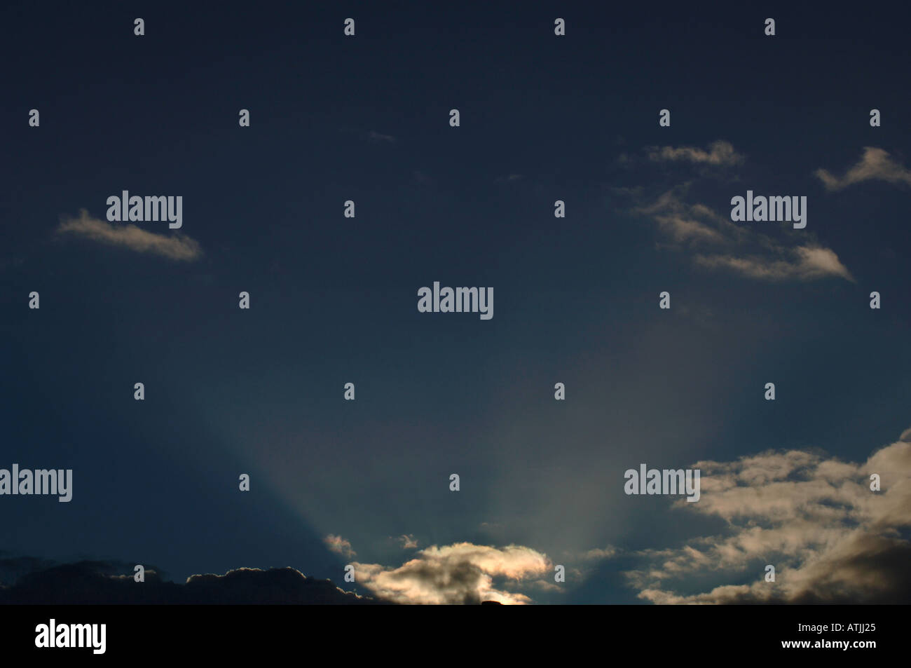 Cielo blu e nuvole di raggi solari Foto Stock