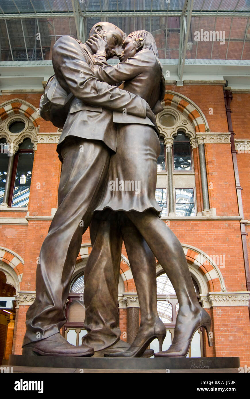 Statua in bronzo il Meeting Place nella stazione ferroviaria internazionale di St Pancras, Londra, Regno Unito Foto Stock