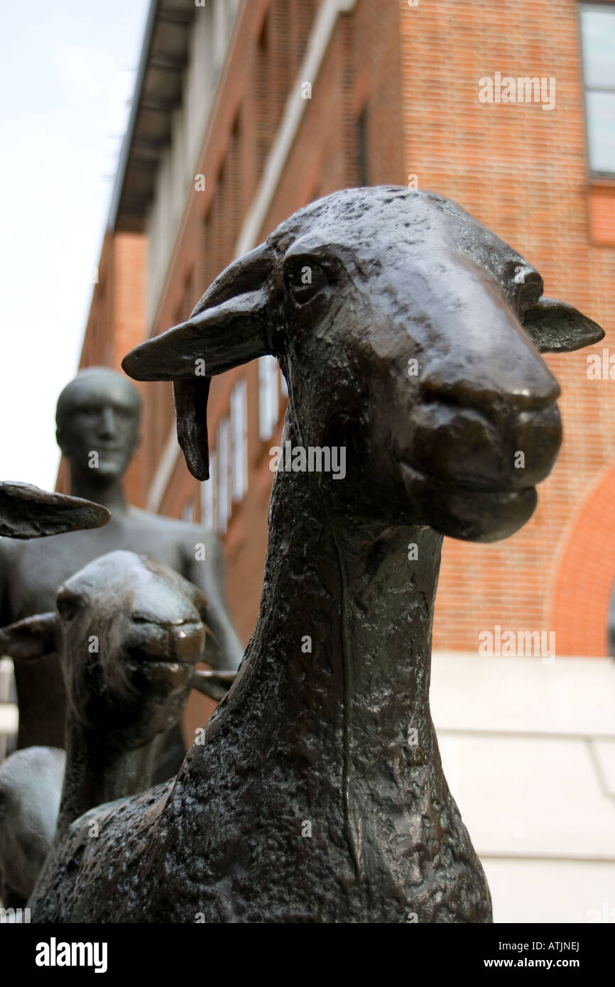 Dame Elisabeth Frink il pastore e le pecore scultura, Paternoster square, London REGNO UNITO Foto Stock