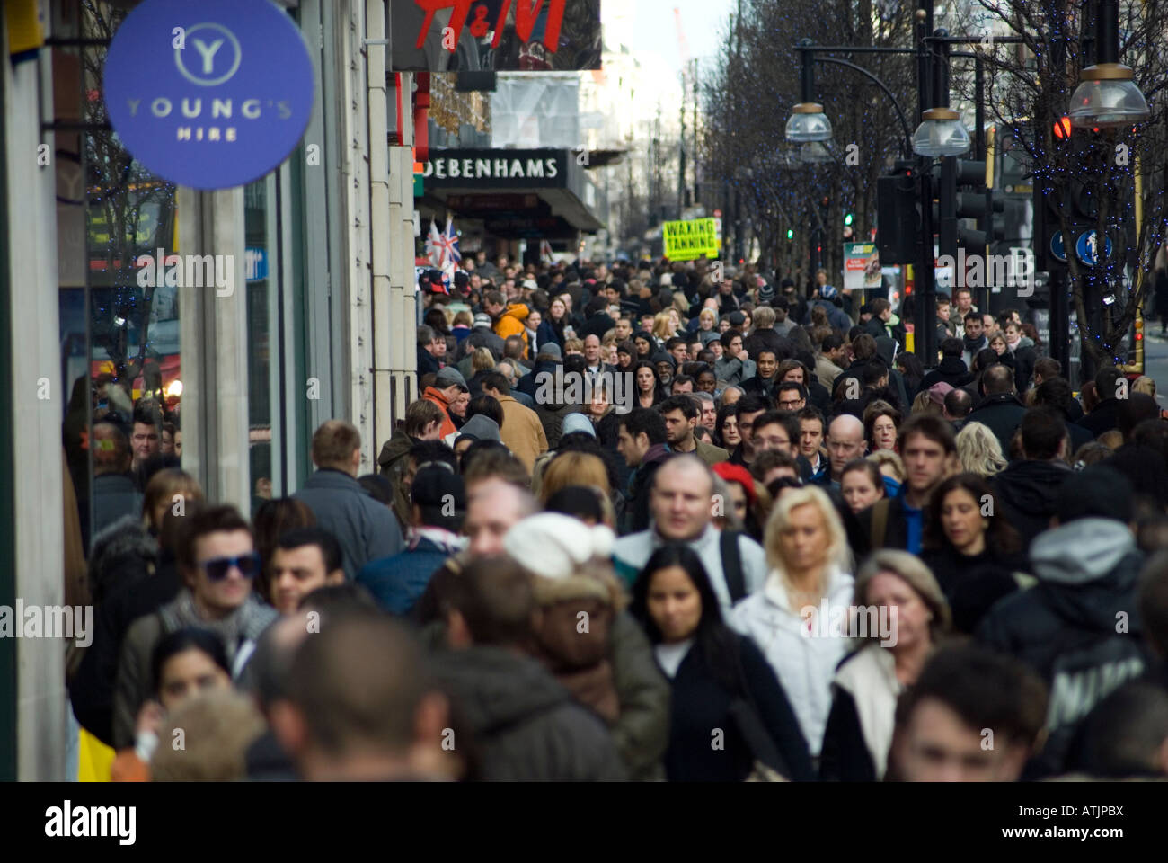 La folla degli acquirenti su Oxford Street, London, England, Regno Unito Foto Stock
