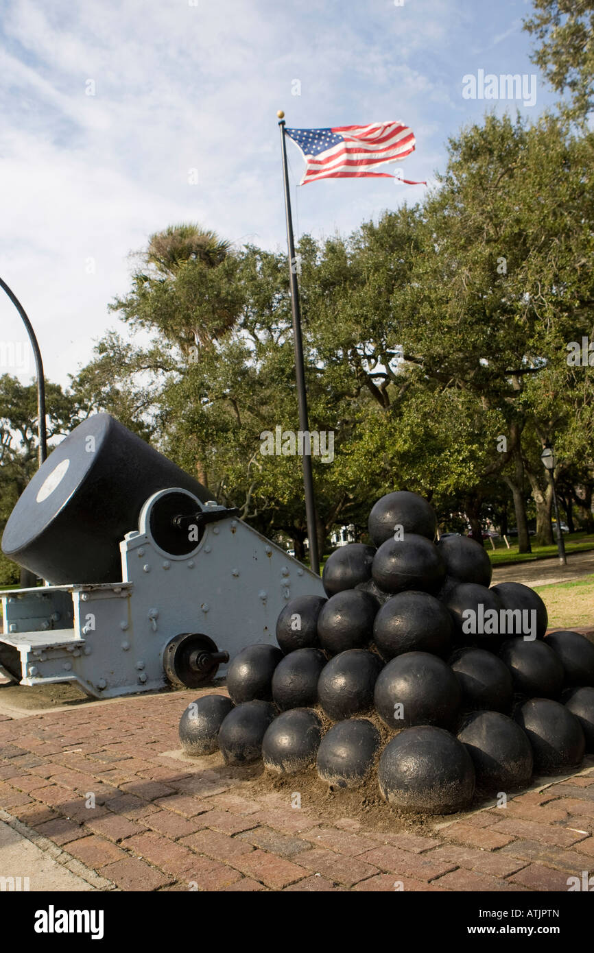 Una guerra civile era mortaio cannone e palle di cannone sedersi davanti a un vestito di stracci bandiera americana, la batteria, Charleston, Sc Foto Stock