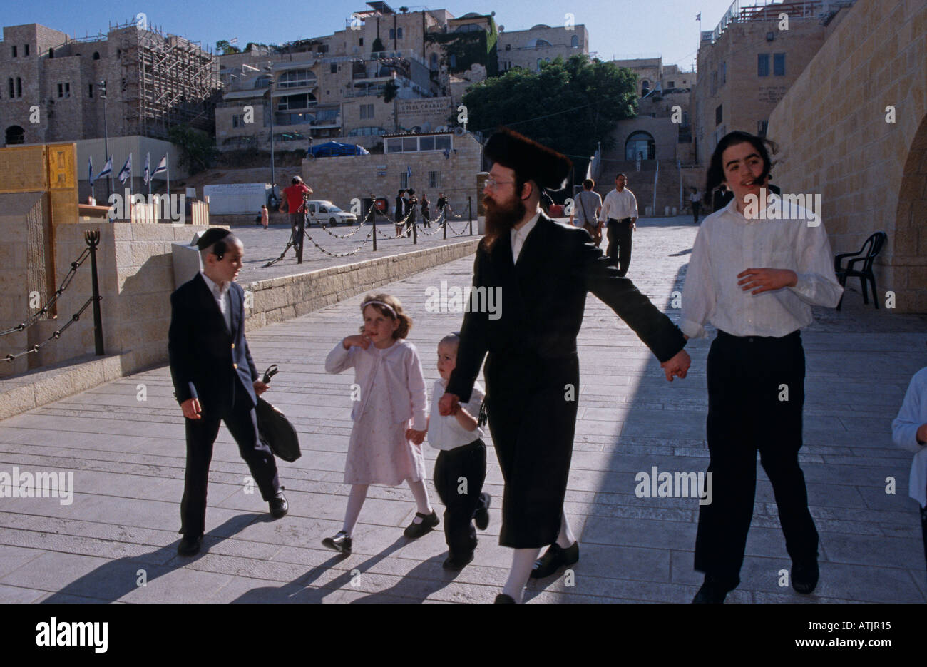 Jewish visitando il Muro del Pianto, la Città Vecchia di Gerusalemme Foto Stock