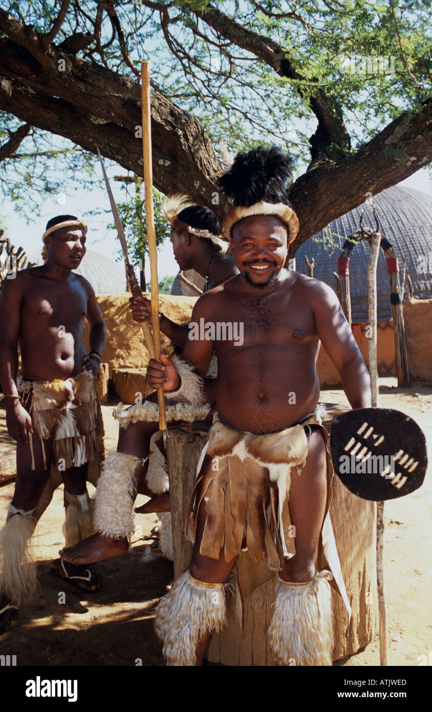 Ballerini Zulu a Zulu villaggio turistico, Sud Africa Foto Stock