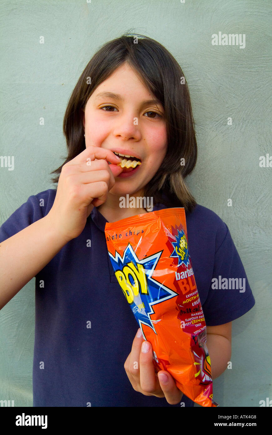 Ragazza mangiare patatine Foto Stock