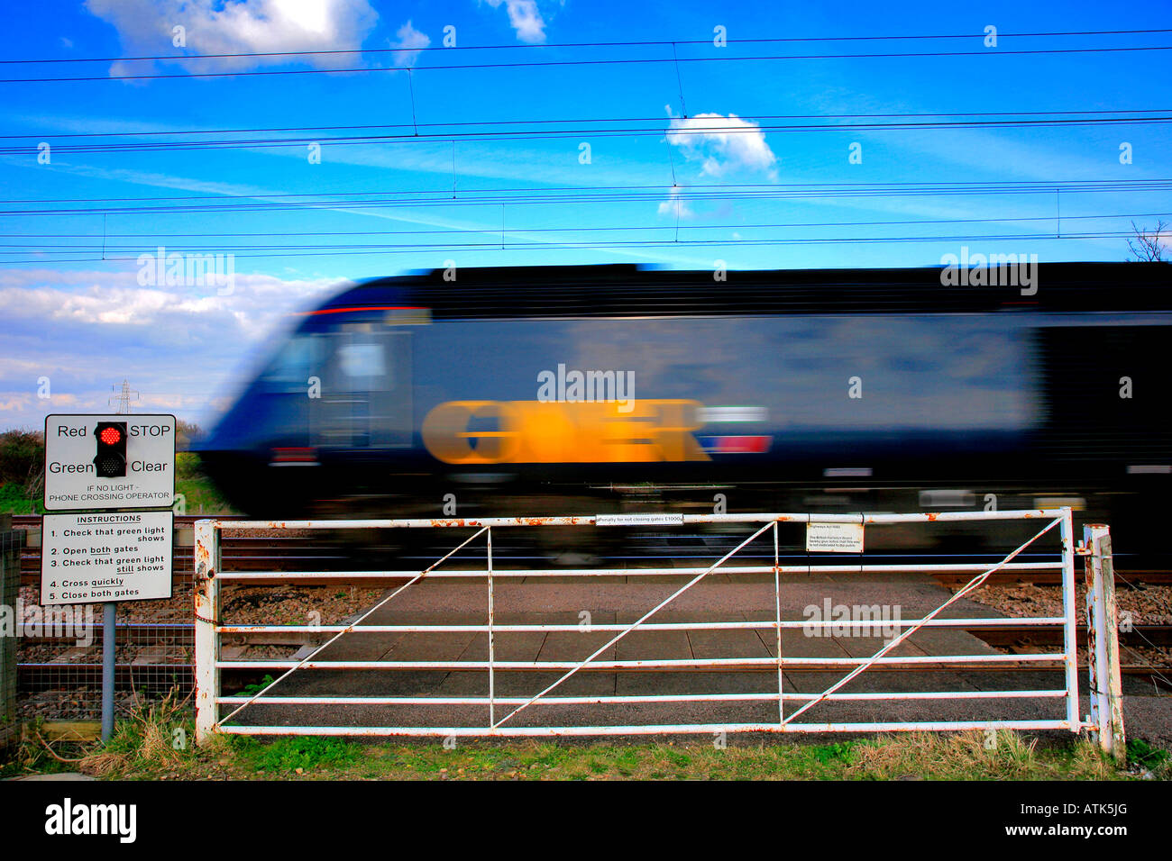 GNER 43 classe diesel HST treno effetto sfocato per velocità ECML Berkshire Peterborough Cambridgeshire England Regno Unito Foto Stock
