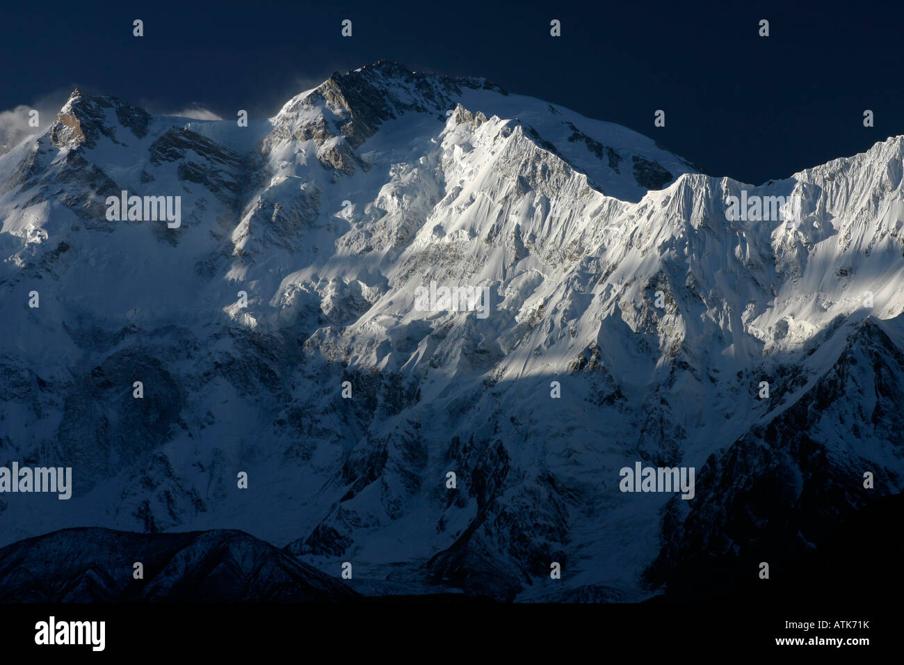 Chiaro di luna sul nanga parbat ,pakistan,da prati di fata. Foto Stock