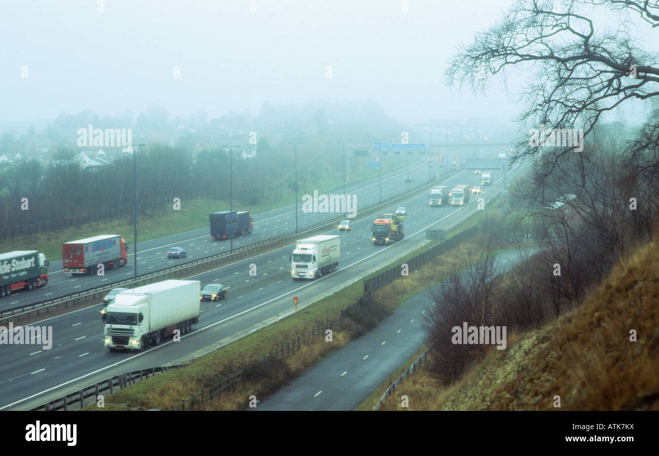 Traffico che viaggia sulla A1 autostrada M1 nella fitta nebbia nei pressi del villaggio di Aberford Leeds Yorkshire Regno Unito Foto Stock