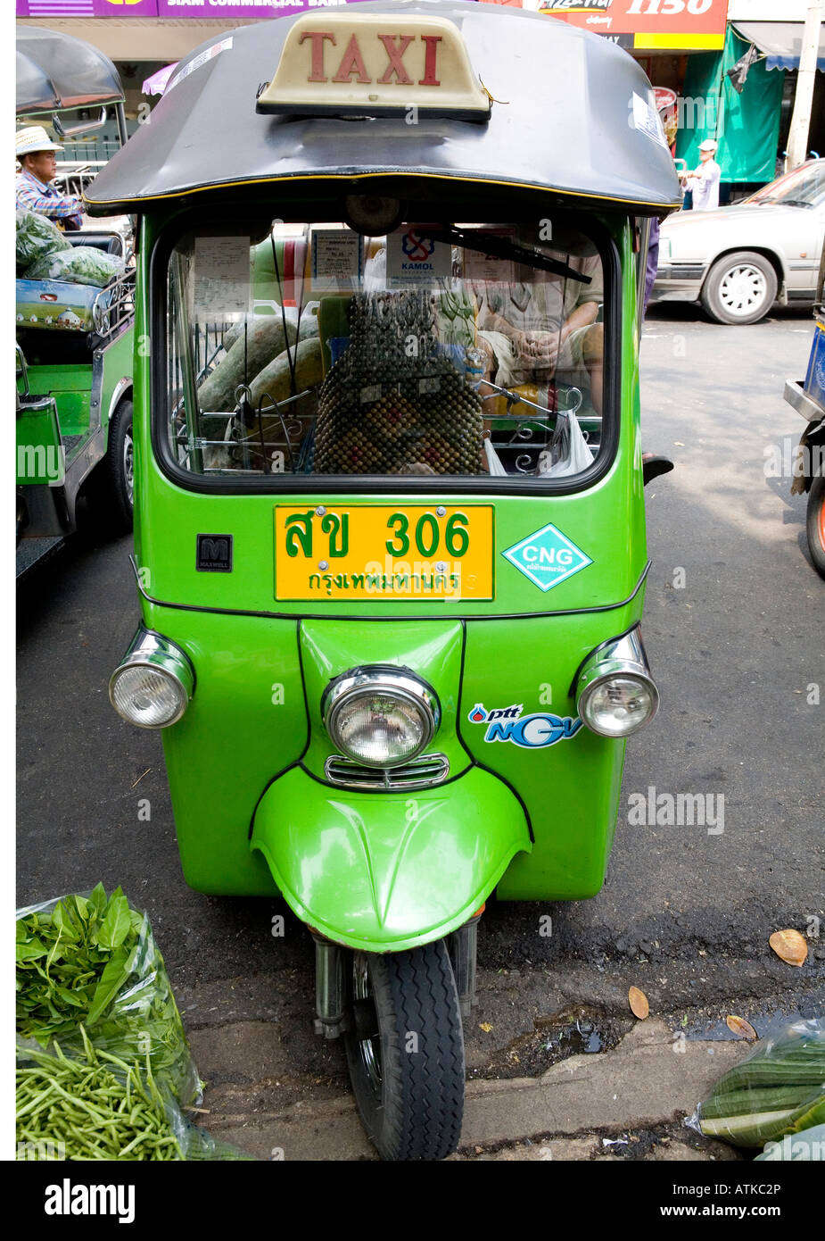 Green Tuk Tuk Bangkok in Thailandia del sud-est asiatico Foto Stock