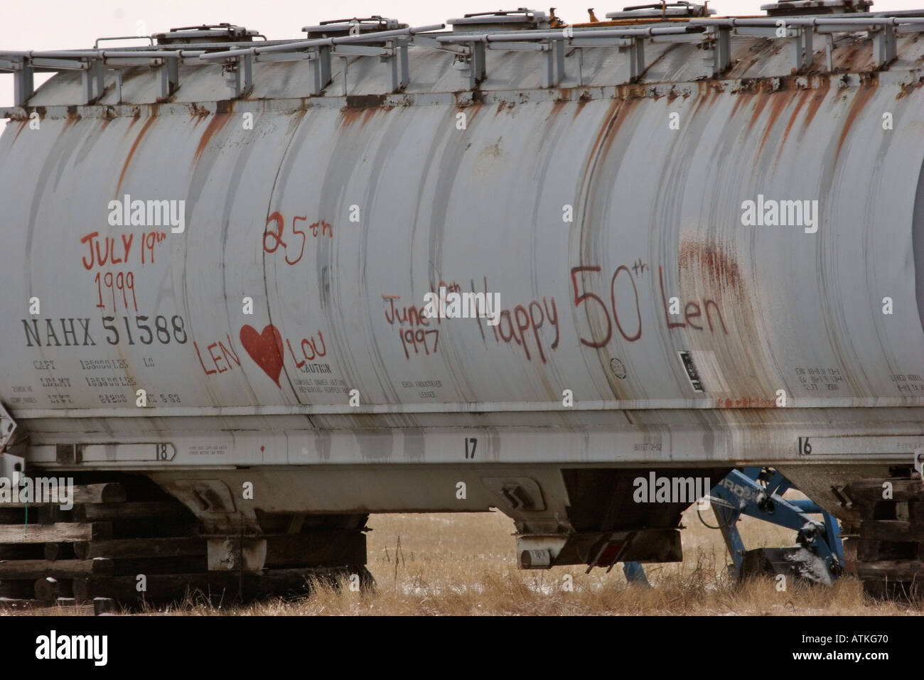 Alcuni graffiti parcheggiate su un vagone ferroviario in scenic Southern Saskatchewan Canada Foto Stock