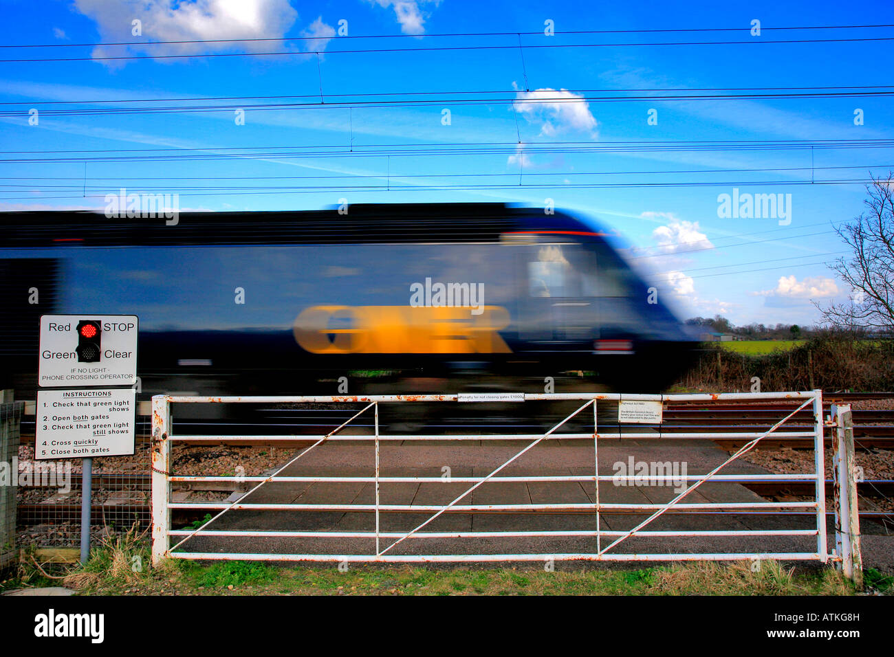 GNER 43 classe diesel HST treno effetto sfocato per velocità ECML Berkshire Peterborough Cambridgeshire England Regno Unito Foto Stock