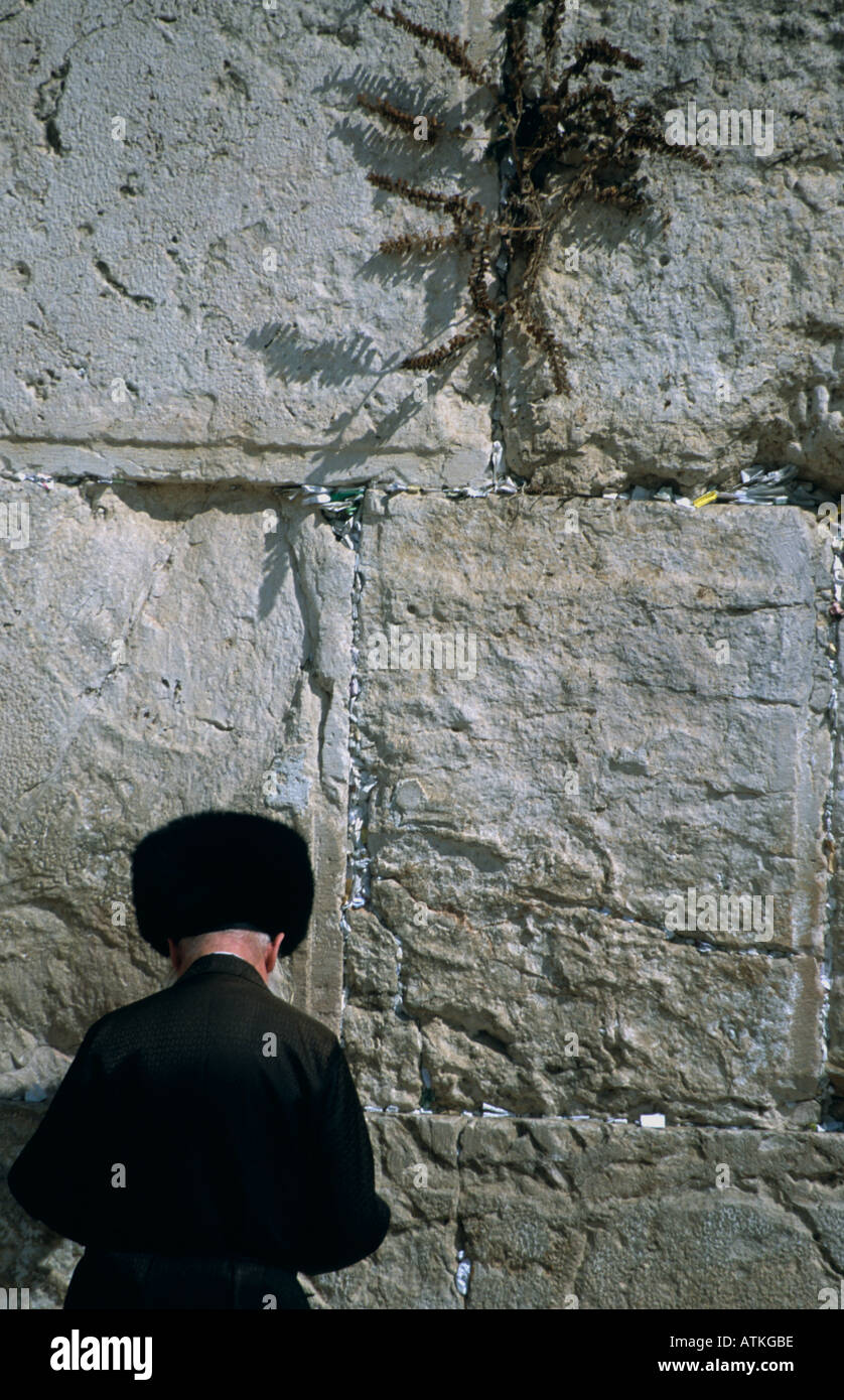 Un ebreo ortodosso presso il Muro del pianto Muro Occidentale Kotel al Buraq Gerusalemme a parete Foto Stock