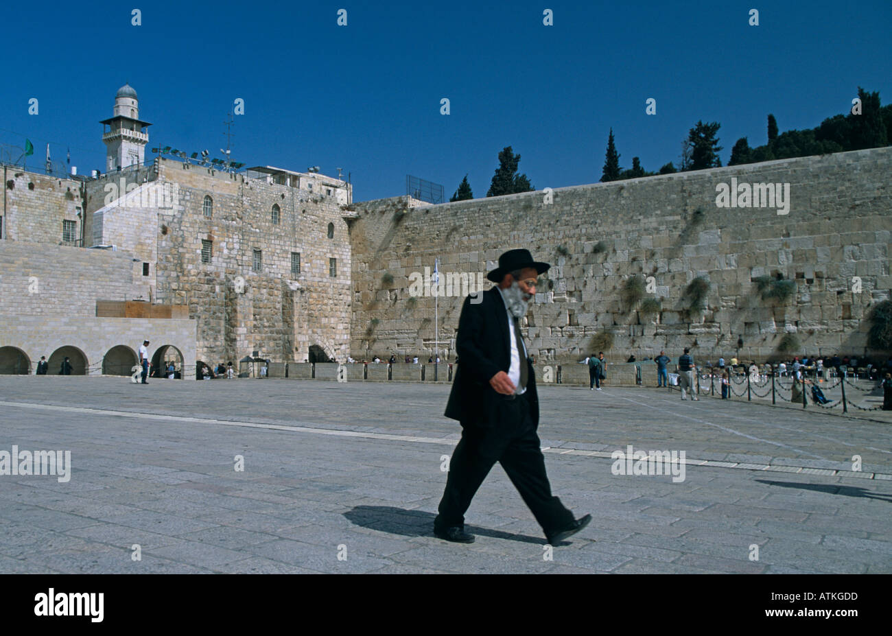 Un ebreo ortodosso passa dal muro del pianto Muro Occidentale Kotel al Buraq Gerusalemme a parete Foto Stock