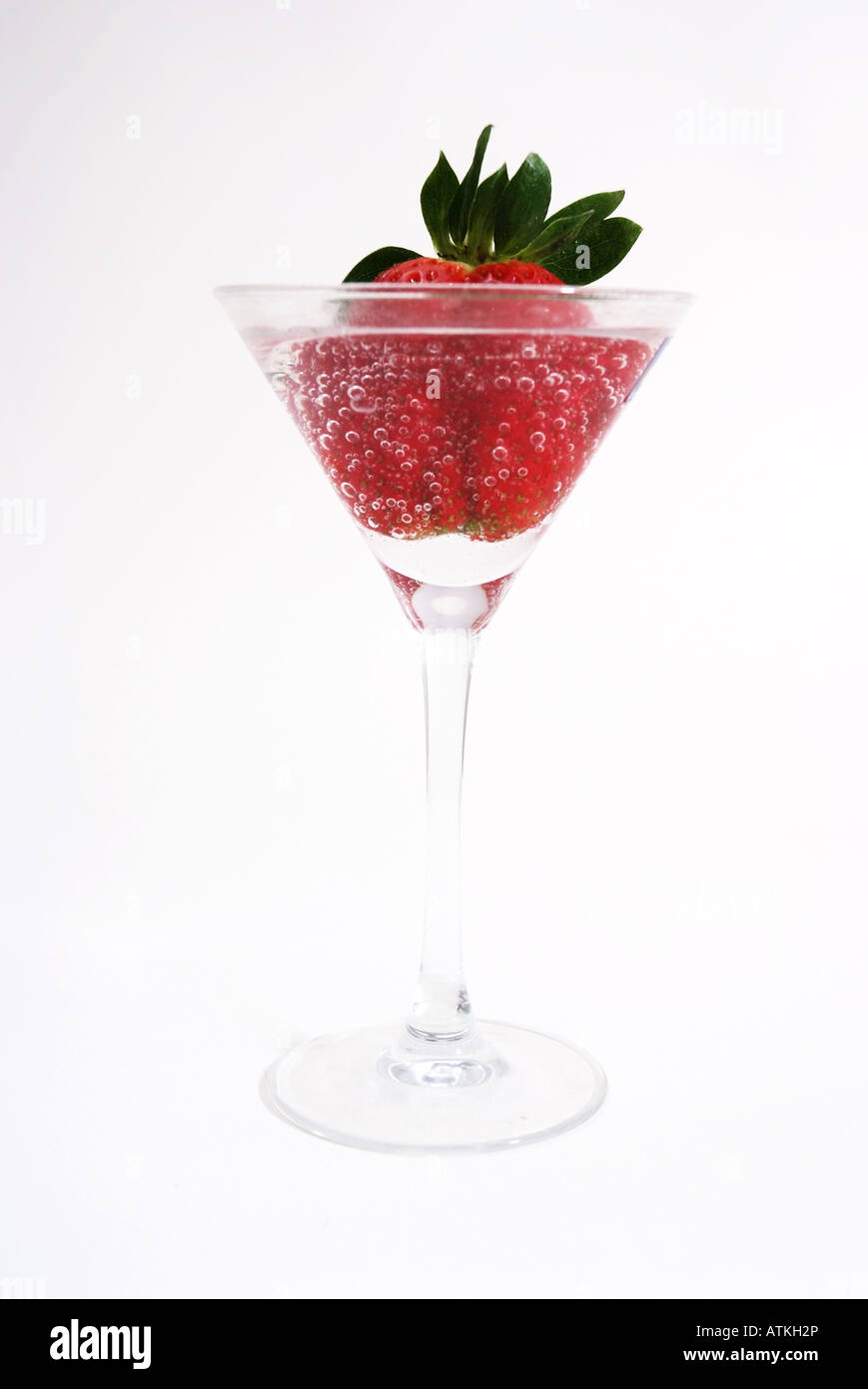 Un singolo fragola rossa in un cocktail glas Eine einzelne rote Erdbeere in einem Cocktailglas Foto Stock