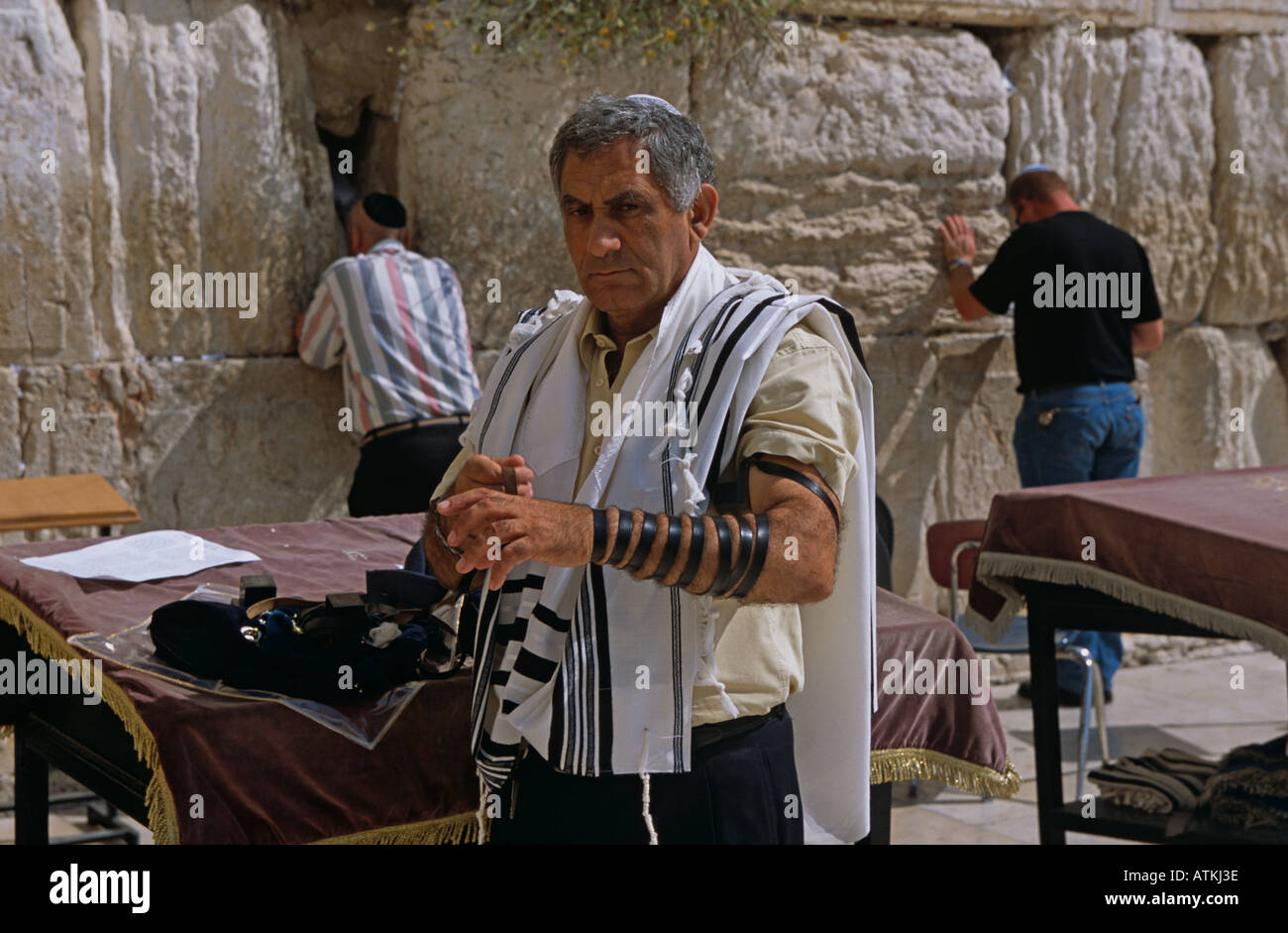 Uomo ebraico indossando tefillin durante la preghiera, Gerusalemme Foto Stock