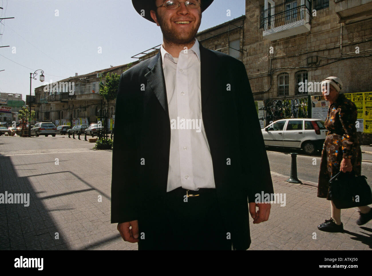 Un Ebreo su un strret in Gerusalemme sorridente in telecamera Foto Stock