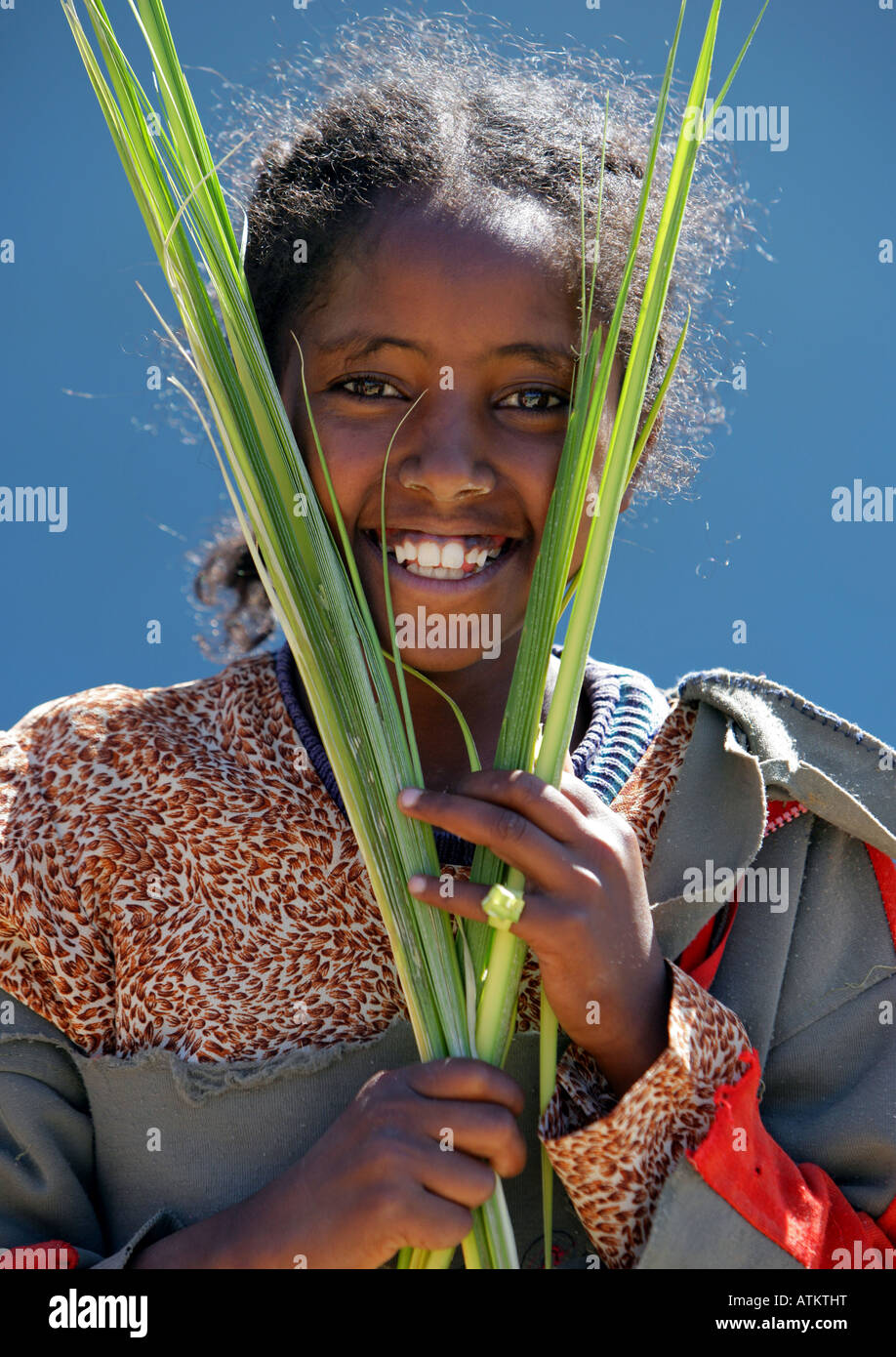 Etiopia - ragazza con foglie di palmo dato per la domenica delle palme nella cattedrale cattolica del Santo Salvatore Foto Stock