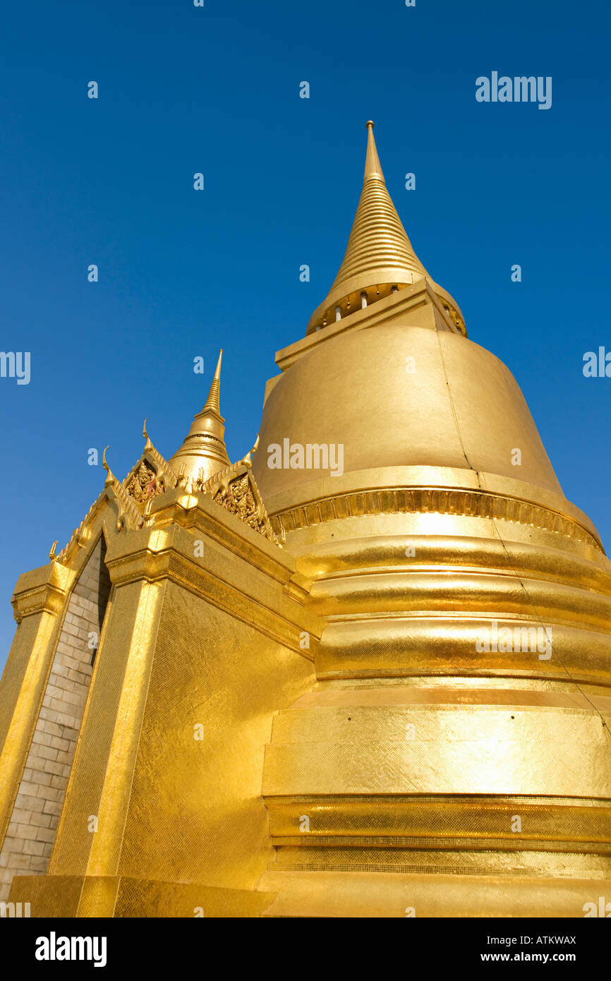 Phra Si Rattana Chedi in Wat Phra Kaeo tempio a Bangkok Foto Stock