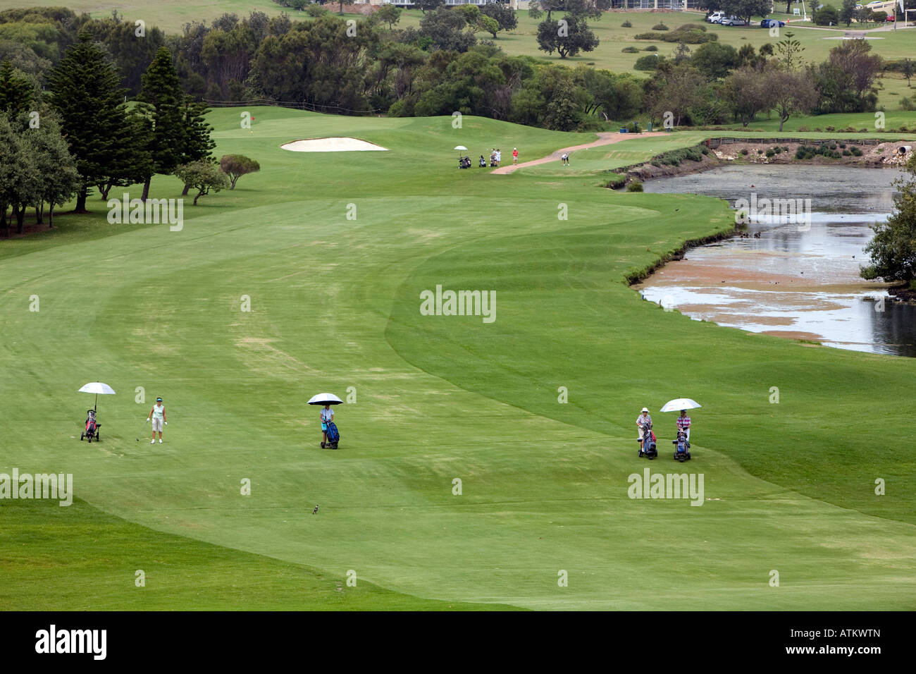 Onorevoli camminando lungo il fairway durante una giornata di golf,mona vale golf club di Sydney, Australia Foto Stock