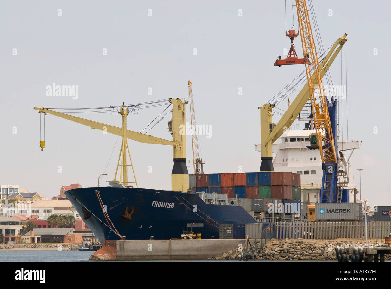 Porto Luderitz in Namibia con un contenitore di carico della nave a questa porta africana Foto Stock