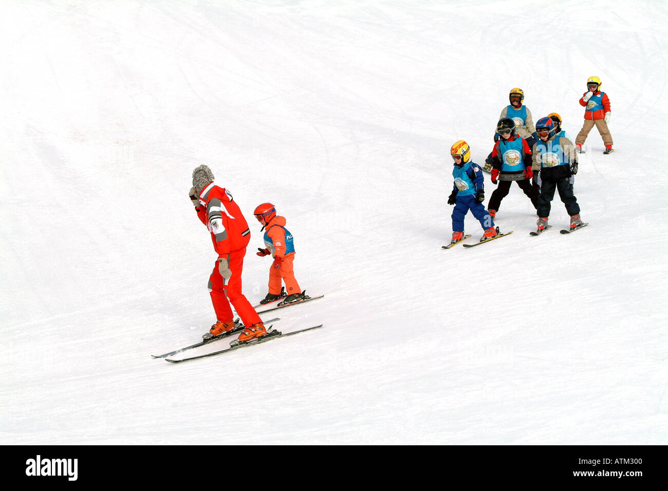 I bambini di ottenere istruzioni di sci sulle piste del monte Schmittenhohe al di sopra di Zell am See Foto Stock