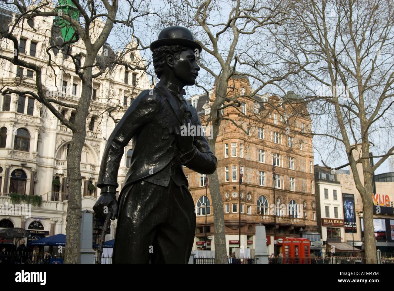 Charlie Chaplin statua in Leicester Square Londra Inghilterra REGNO UNITO Foto Stock