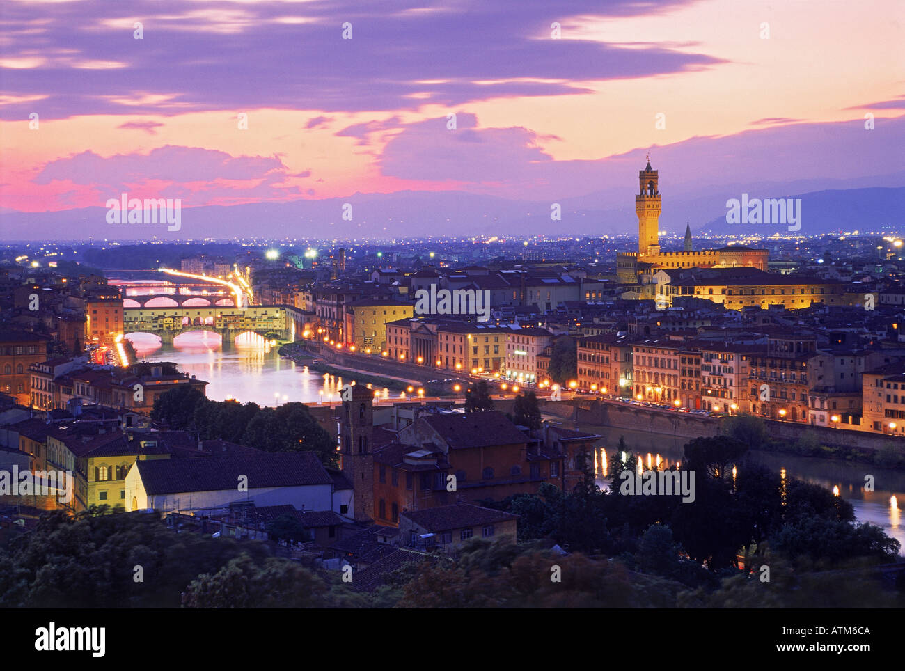 Ponte Vecchio Duomo sul fiume Arno al tramonto a Firenze Foto Stock