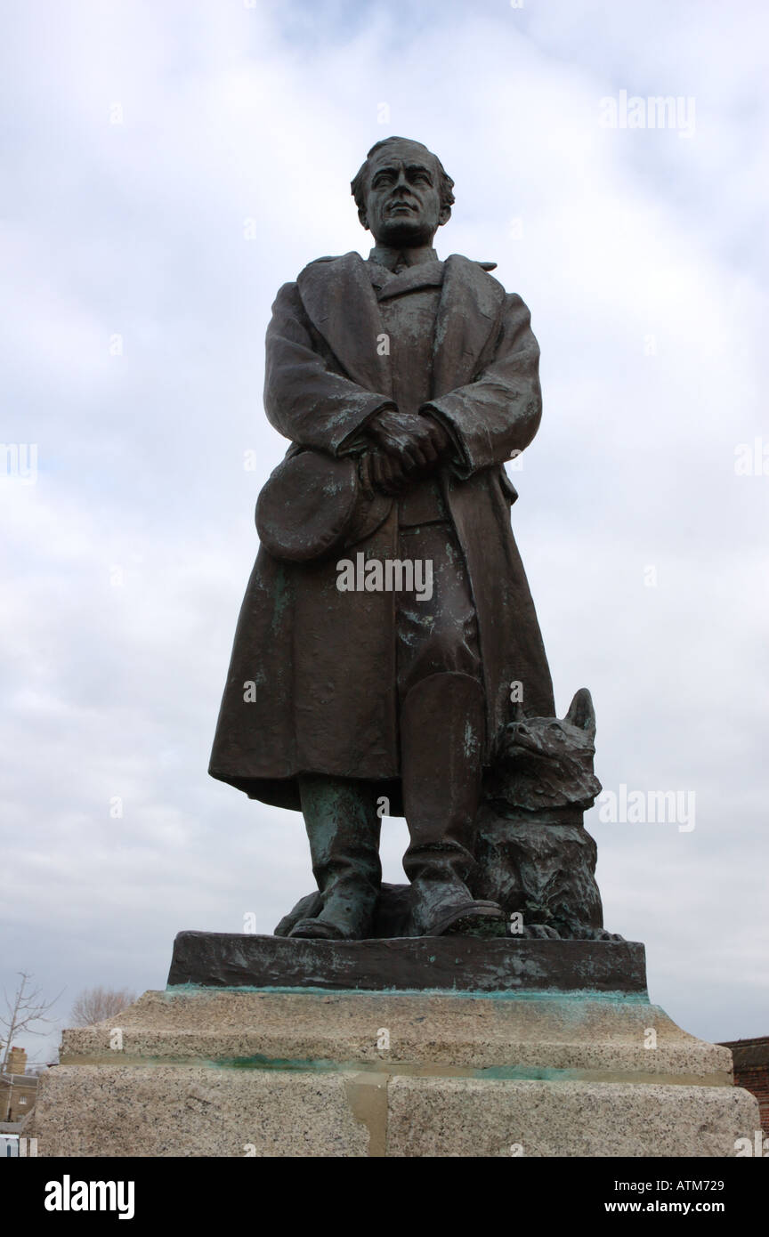 Statua di esploratore polare il capitano Robert Falcon Scott dalla sua vedova Kathleen Scott all'ingresso lo Storico Cantiere Navale di Portsmouth, Regno Unito Foto Stock