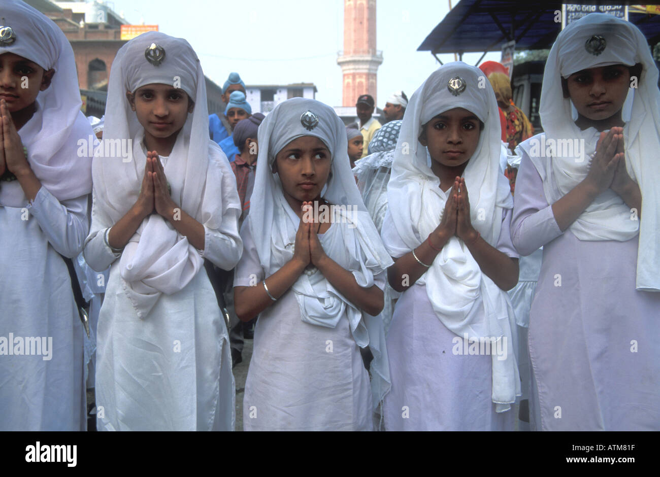 Ragazze in un corteo di strada di Amritsar commemorando il Guru Nanak s compleanno Foto Stock