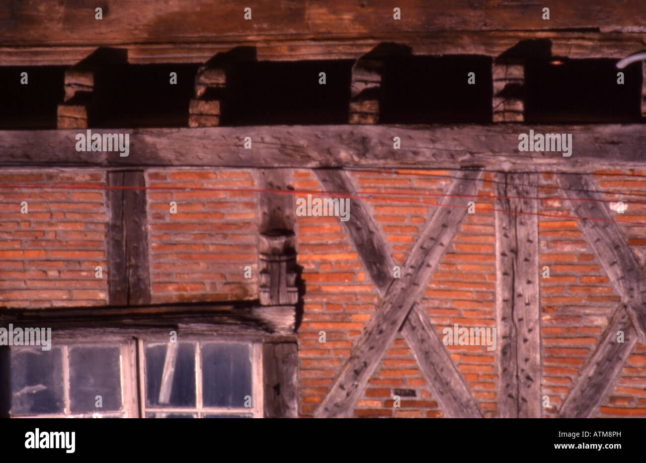 Muro di mattoni di finestra Fascio di vecchia casa costruzione di texture Foto Stock