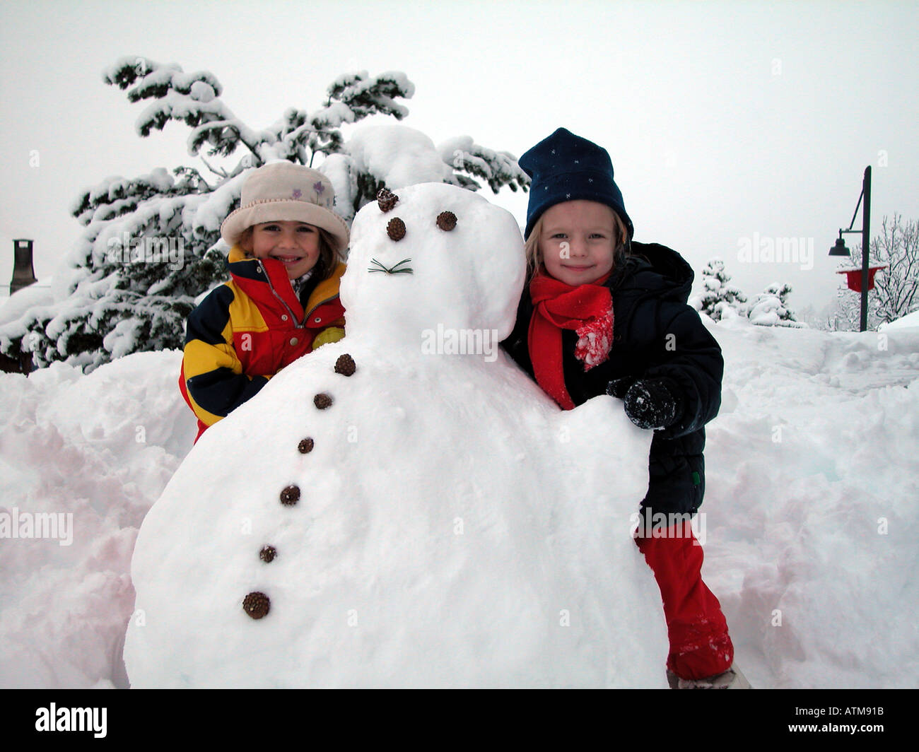 4 anni ragazze con pupazzo di neve Foto Stock