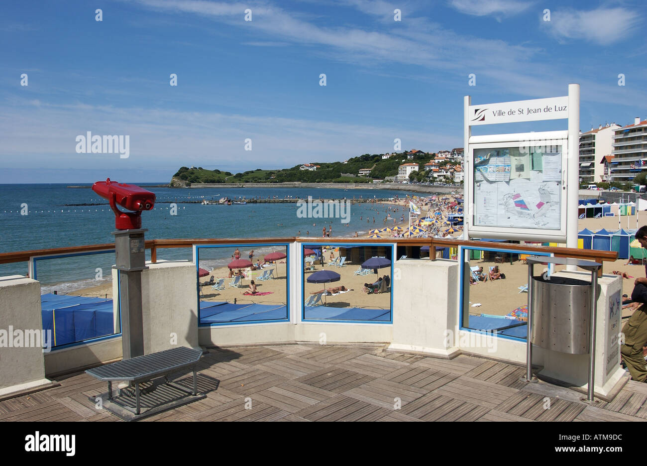 Pay per view binocoli e una mappa della città sulla spiaggia a Saint Jean de Luz sud-ovest della Francia vicino Biarritz Foto Stock