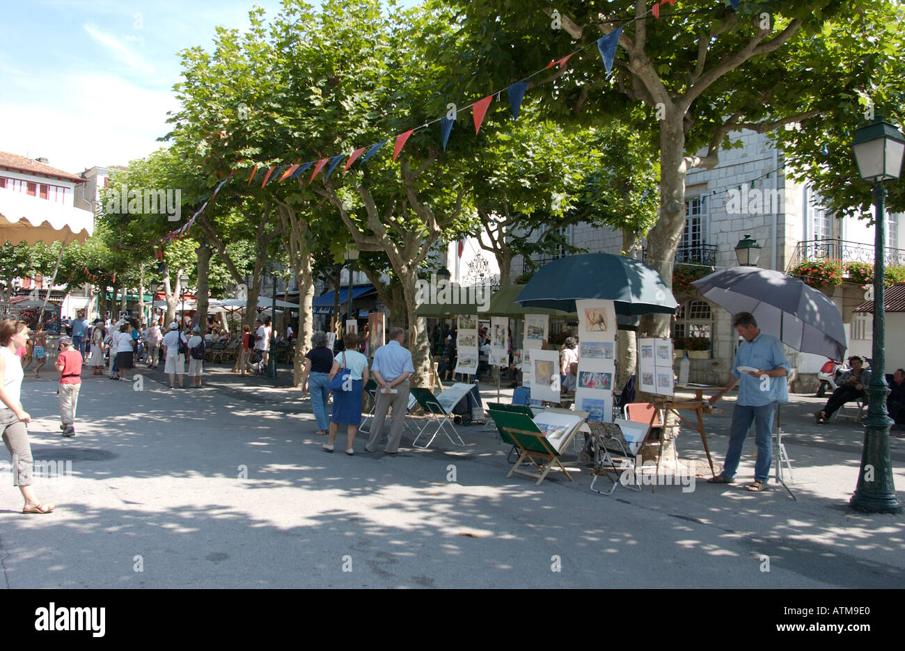 Bancarelle del mercato d'arte nella piazza Saint Jean De Luz sud-ovest della Francia vicino Biarritz Foto Stock