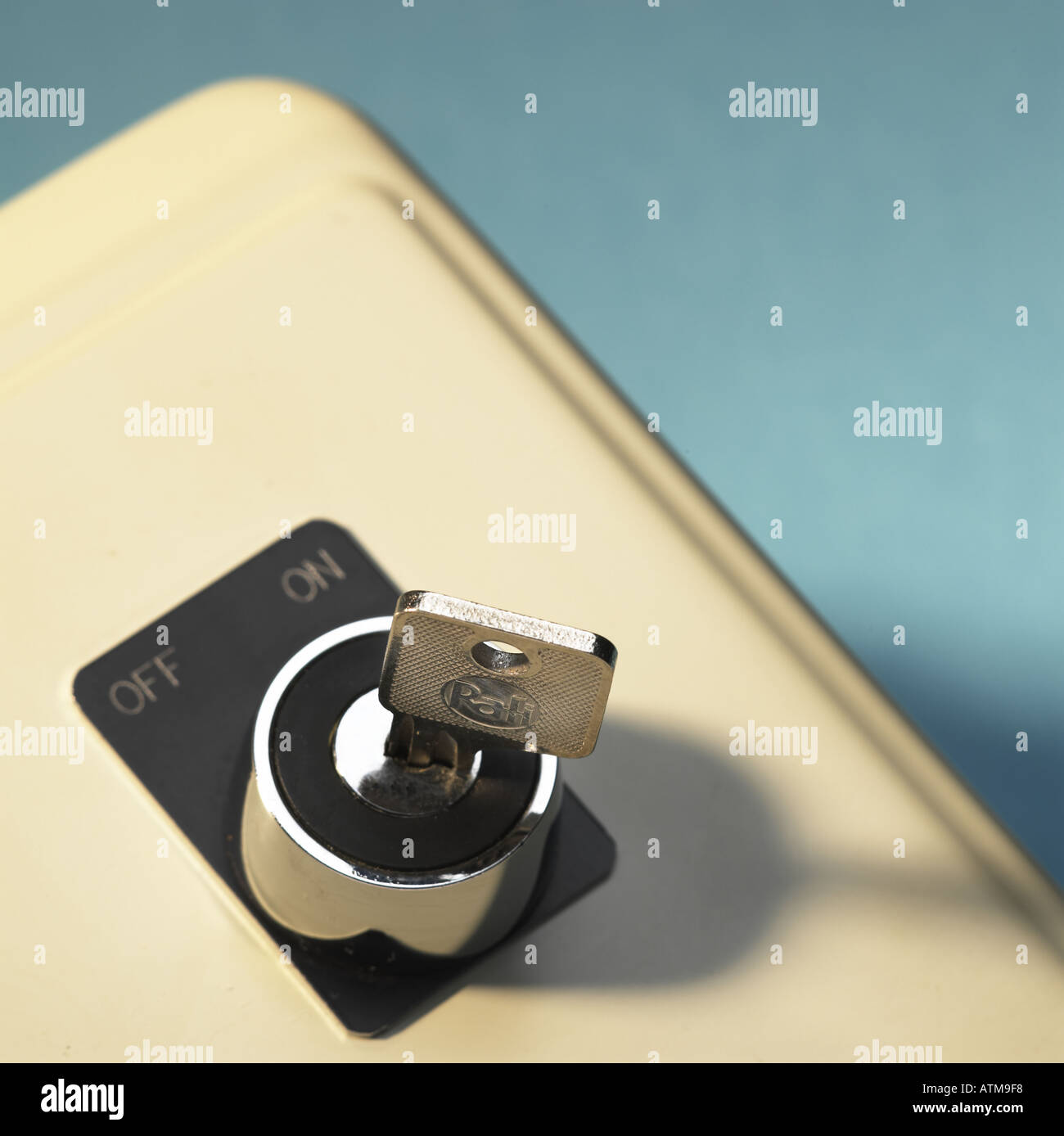 Interruttore di accensione/spegnimento elettrico per un allarme antifurto con chiave inserita nell'interruttore Foto Stock