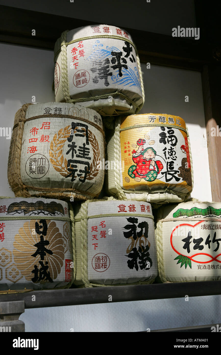 Iconico grandi motivi colorati barili impilati al di fuori Kumano Hongu Taisha tempio Wakayama Giappone Foto Stock