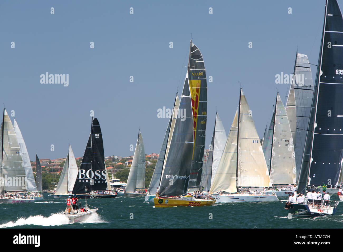 Yachts racing nel porto di Sydney la preparazione per la partenza della Rolex Sydney Hobart yacht race, boxing day 2007. Foto Stock
