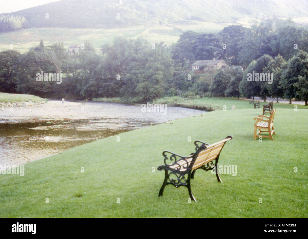 Banco di fiume paese giardino di erba foresta calma home Foto Stock