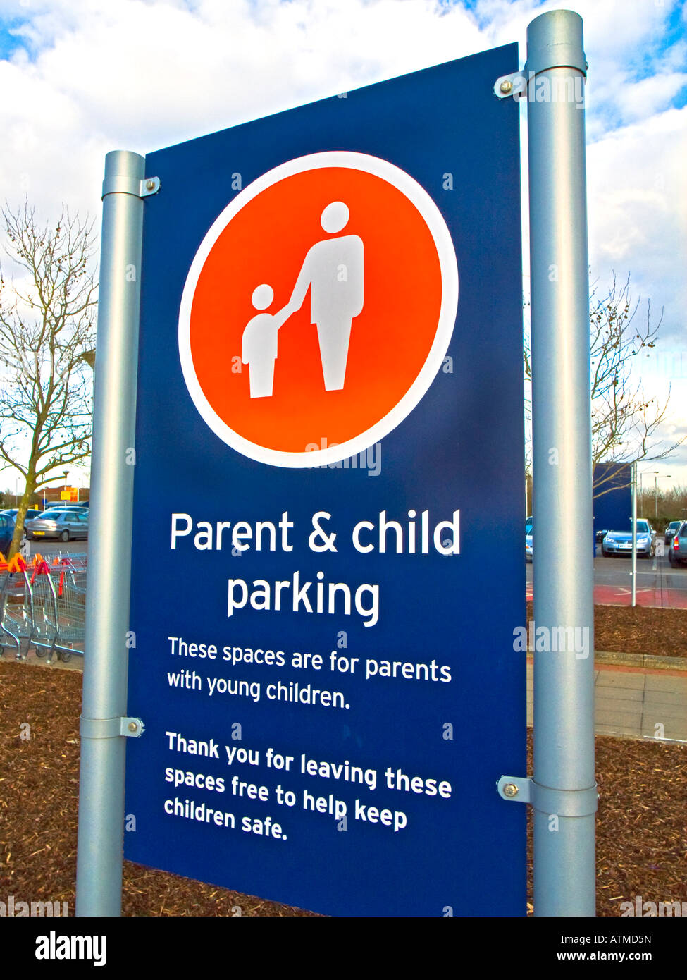 Segno per genitore bambino parcheggio in un supermercato in Chippenham Wilts REGNO UNITO UE Foto Stock