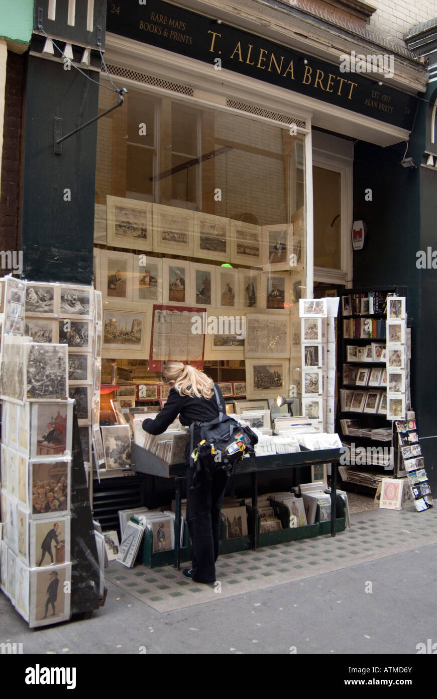 Raro e antiquario poster e cartoline in Cecil Court, Londra Inghilterra REGNO UNITO Foto Stock
