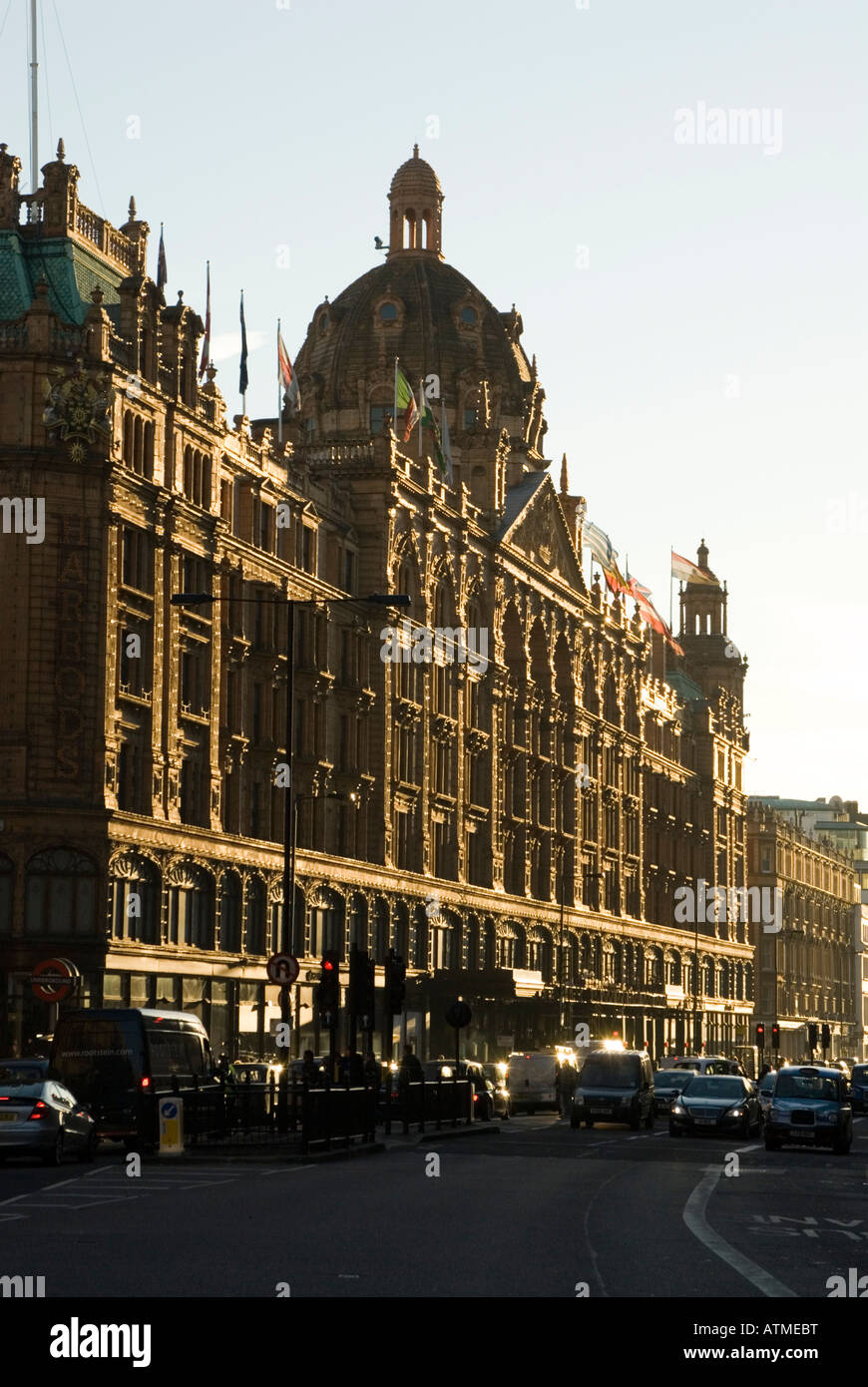 I grandi magazzini Harrods in Knightsbridge, Londra Inghilterra REGNO UNITO Foto Stock