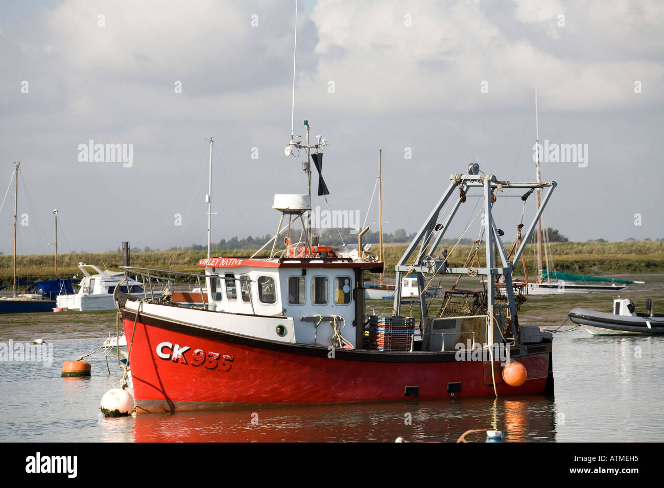 Rosso barca da pesca ormeggiate a West Mersea VICINO A COLCHESTER ESSEX Foto Stock