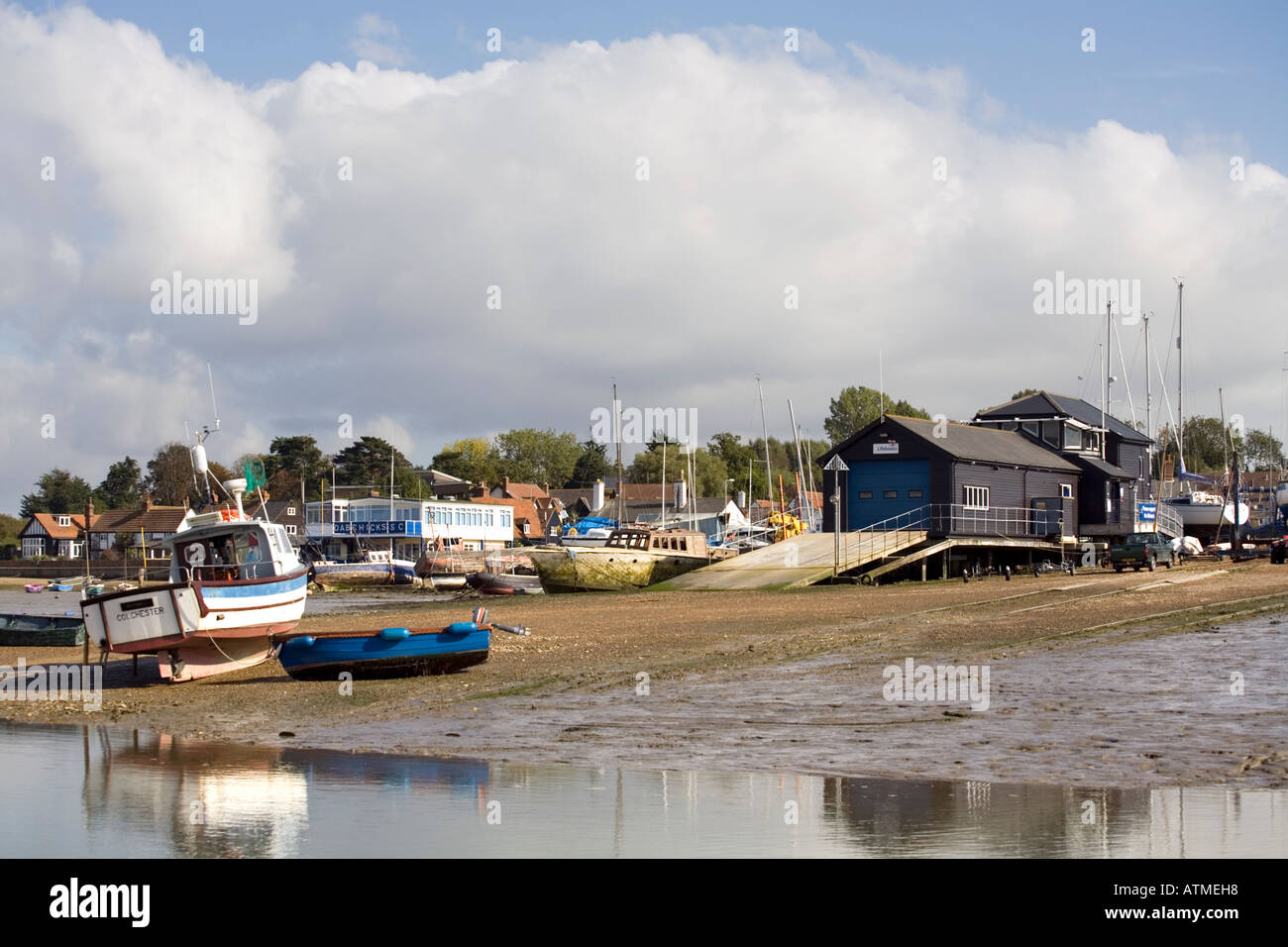 WEST MERSEA scialuppa di salvataggio house con la bassa marea. Vicino a COLCHESTER ESSEX Foto Stock