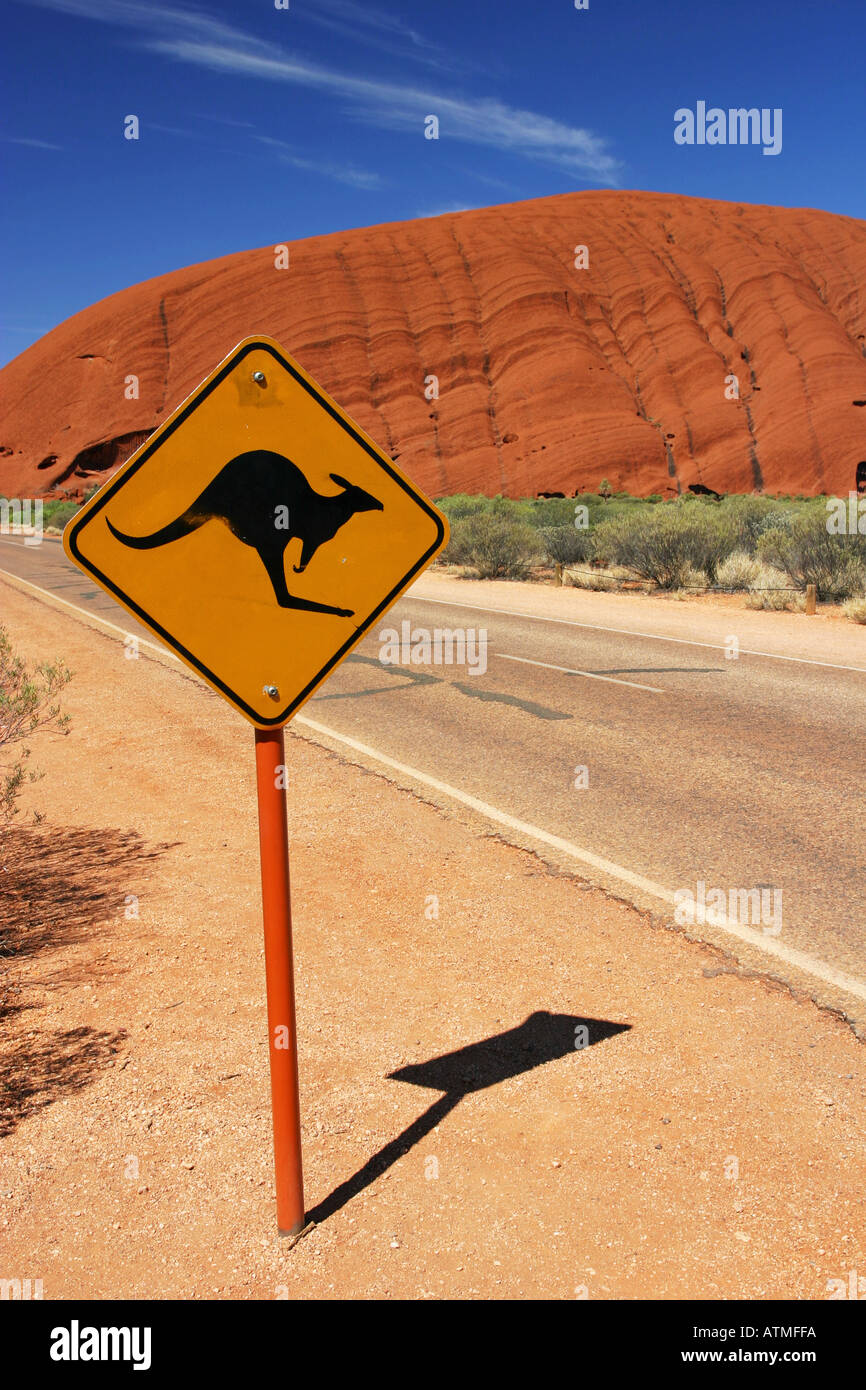 Classic iconico Canguro segno di avvertimento sul ciglio della strada accanto a Ayers rock Uluru Territorio del Nord Australia Foto Stock