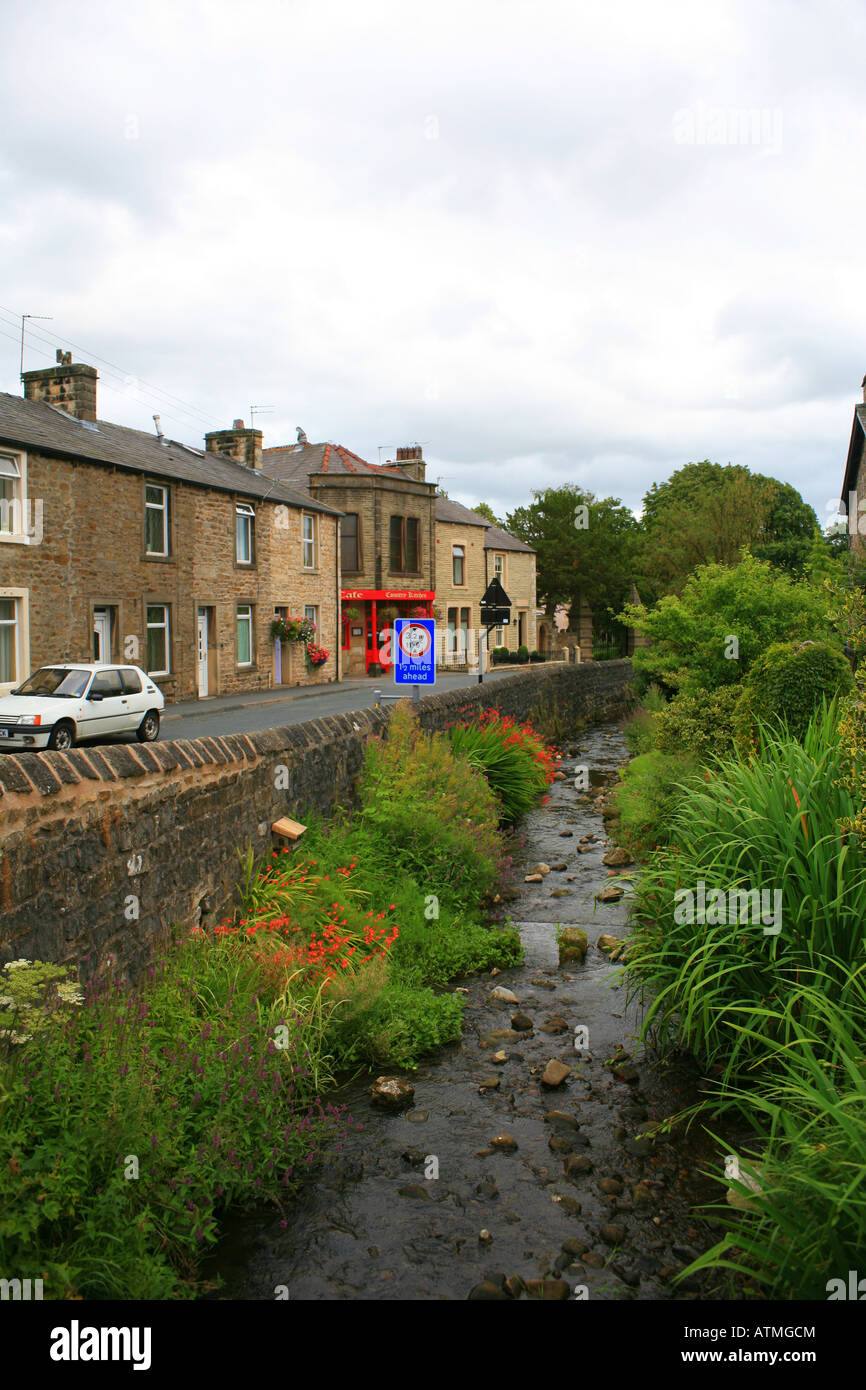 Clitheroe su strada e in streaming in Waddington Clitheroe Lancashire Inghilterra Foto Stock