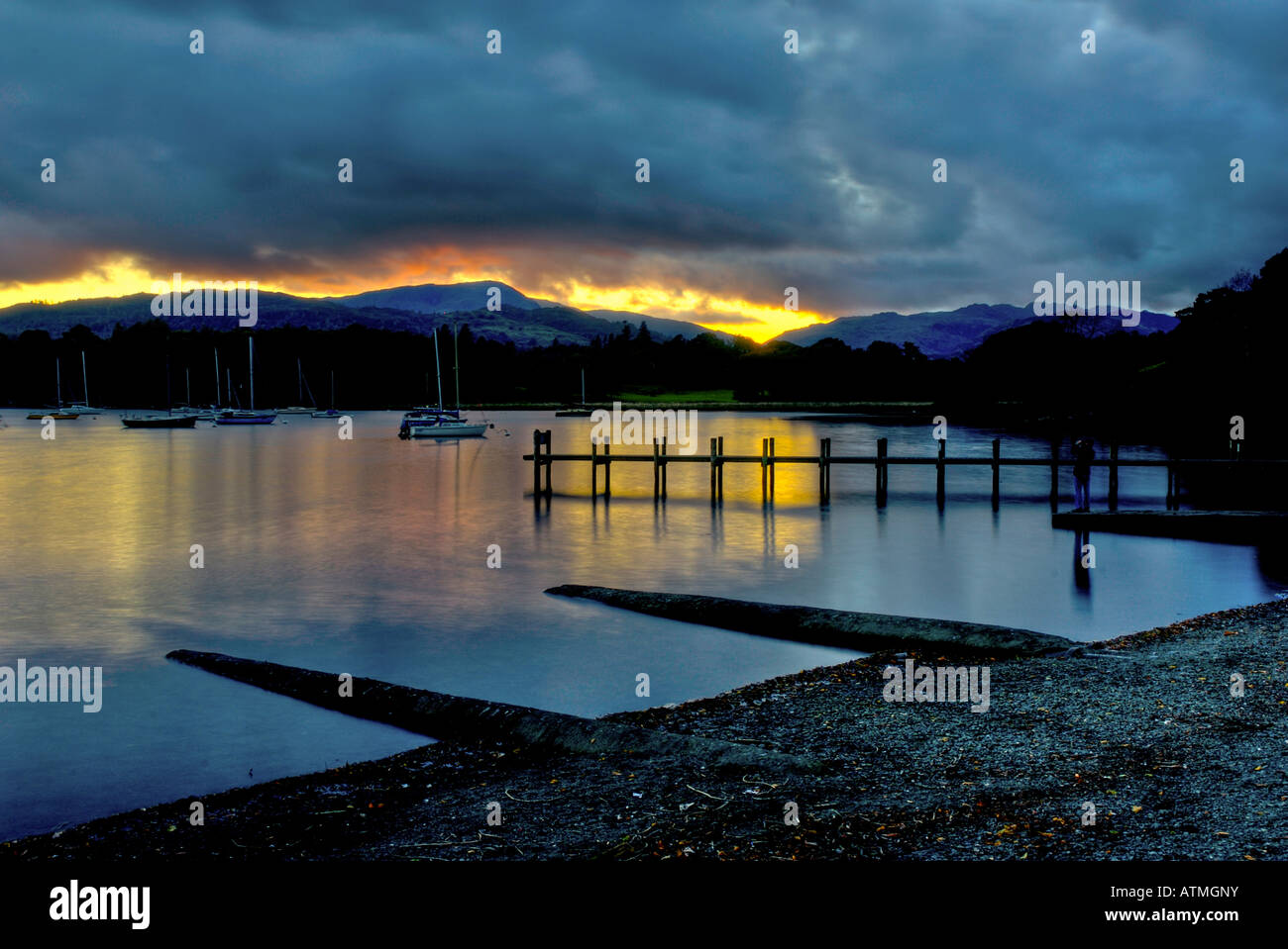 Tramonto sulla Lakeland Hills, a Waterhead, Lago di Windermere, Parco Nazionale del Distretto dei Laghi, Cumbria Regno Unito Foto Stock