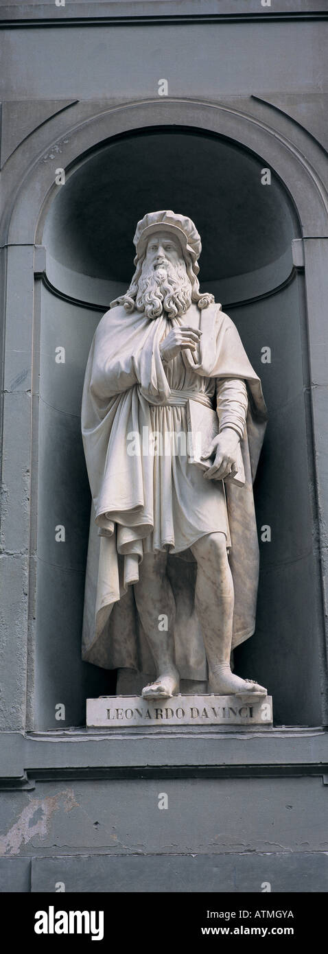 Statua di Leonardo da Vinci Galleria degli Uffizi a Firenze Toscana Italia Europa Foto Stock