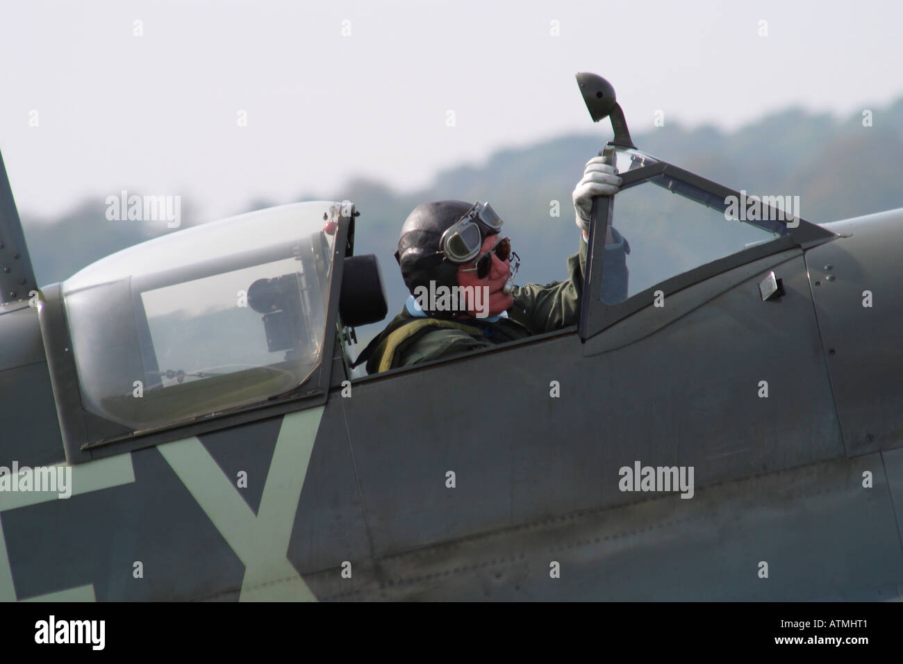 Asta Dean da aerei di restauro società Spitfire di pilotaggio Foto Stock