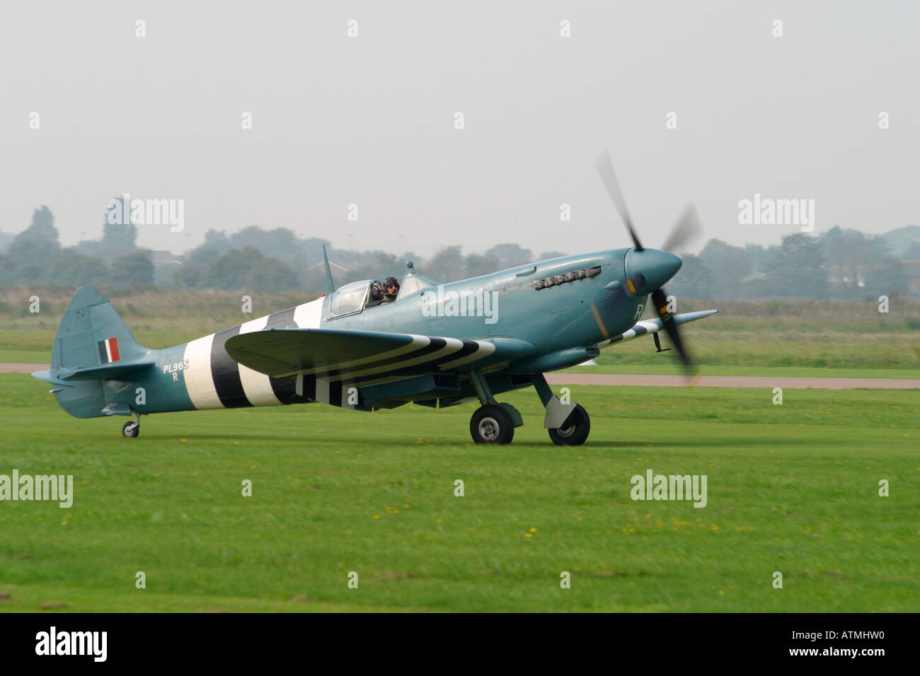 Spitfire PL565R rullaggio attraverso l'aviosuperficie a Shoreham Airport Foto Stock